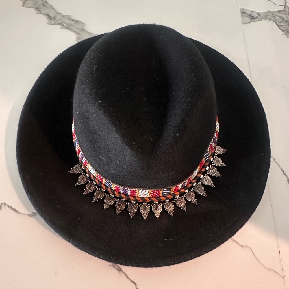 Black Zara hat